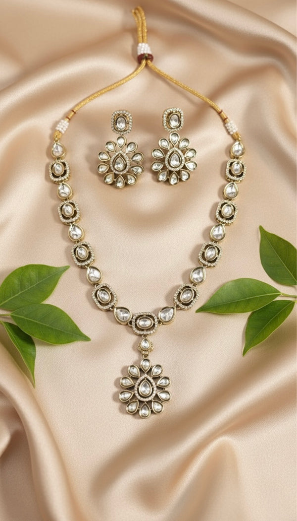 Devika Kundan Set