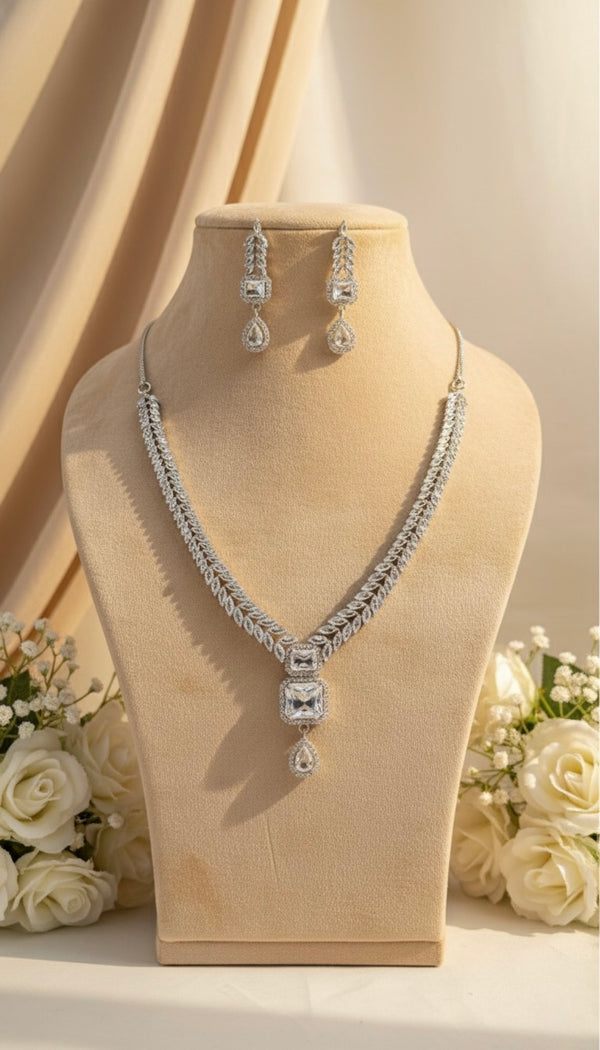 Regal Vine AD Necklace (White)
